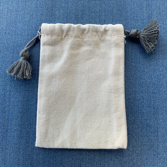 L’Occitane Pouch (Gift with Purchase) - Picture 4 of 5